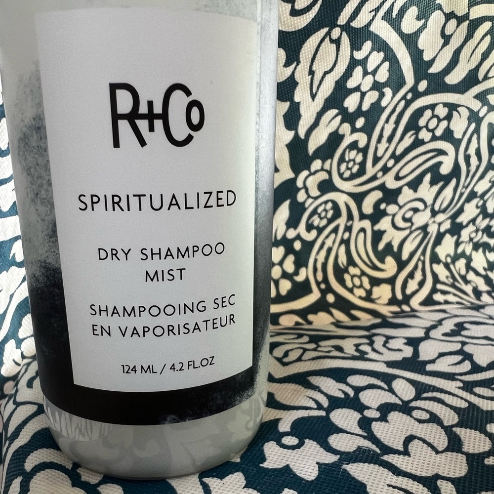 R+Co Spiritualized Dry Shampoo Mist in Black and White